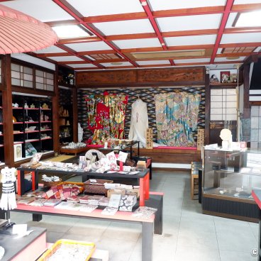 Minobu (Yamanashi, Mount Fuji), Traditional goods shop near Kuon-ji temple