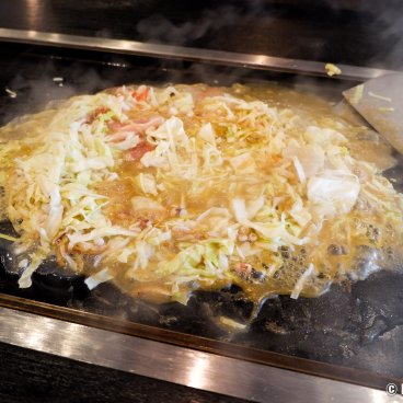 Tsukishima Monja Street (Tokyo), Monjayaki cooking on the griddle