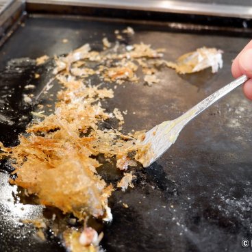 Tsukishima Monja Street (Tokyo), Remaining crust of the monjayaki batter