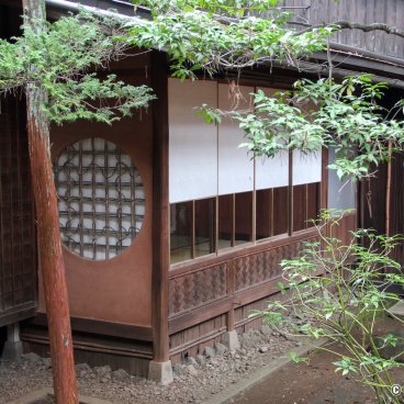 Yoshijima Heritage House (Takayama), View on the garden and a round treillis window