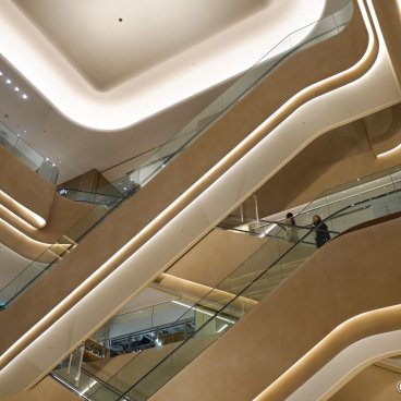 Azabudai Hills (Tokyo), Inside view of the escalators and design of the complex