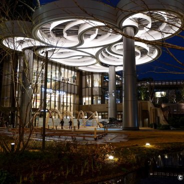 Azabudai Hills (Tokyo), Artwork The Cloud and central green space of the complex