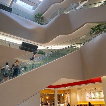 Azabudai Hills (Tokyo), Inside view of the escalators and design of the complex 2