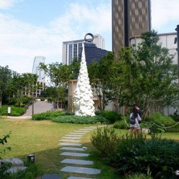 Azabudai Hills (Tokyo), Artwork Tokyo Forest Child and central green space of the complex