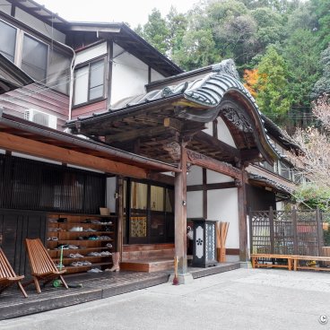 Kakurinbo (Minobu, Mount Fuji), Front of the Buddhist inn