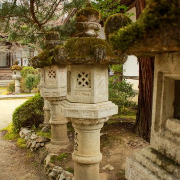 Takao (Kyoto), Stone lanterns at Saimyo-ji temple
