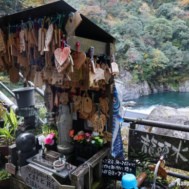 Tsuetate Onsen (Kumamoto), Buddhist altar displaying a Jizo statue at Momiji-bashi covered bridge