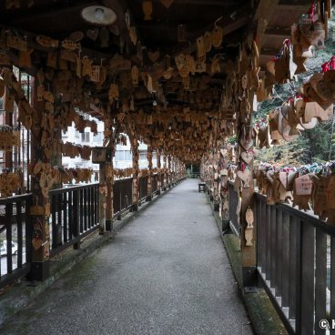 Tsuetate Onsen (Kumamoto), Momiji-bashi covered bridge with carp-shaped ema plates hanging from its ceiling