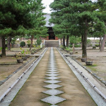 Manpuku-ji (Uji), Sekijo Alley made of diamond-shaped tiles in the temple's grounds