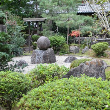 Manpuku-ji (Uji), The temple's garden at the end of summer 2