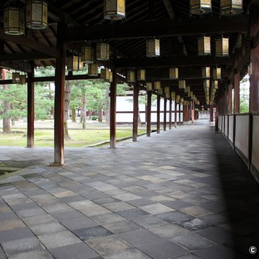 Manpuku-ji (Uji), Covered passageway with lanterns in the temple's grounds