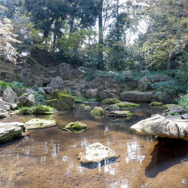 Rikugi-en (Tokyo), Waterfall and Mizuwake-ishi rocks in the Japanese garden