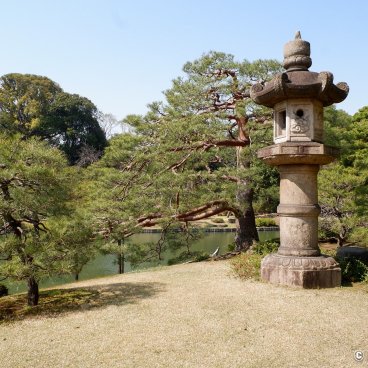 Rikugi-en (Tokyo), Stone lantern in the Japanese garden