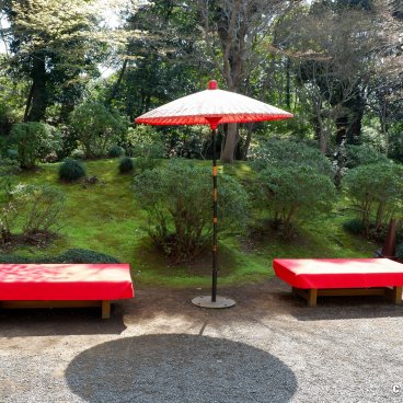 Rikugi-en (Tokyo), Red benches and umbrellas to rest and enjoy tea