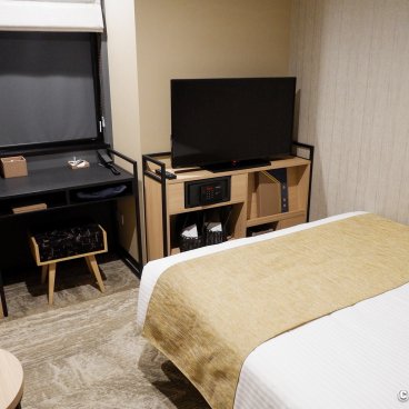 Almont Hotel Nippori (Tokyo), Desk and TV set in the Moderate Semi Double room