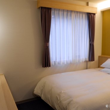 Kurashiki Ivy Square (Okayama), Bed and desk of the Standard Single Room