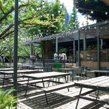 Meiji Jingu Gaien (Tokyo), SHAKE SHACK Gaien restaurant and its terrace