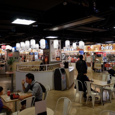 Odaiba Takoyaki Museum (Tokyo), View on the food court and its various shops 5