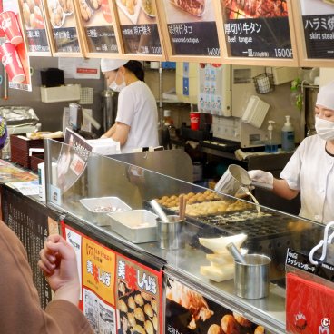 Odaiba Takoyaki Museum (Tokyo), Staff cooking takoyaki octopus fritters
