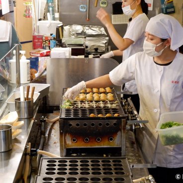 Odaiba Takoyaki Museum (Tokyo), Staff cooking takoyaki octopus fritters 2