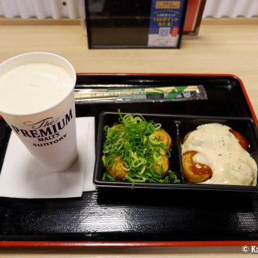 Odaiba Takoyaki Museum (Tokyo), Set of 2 flavors of takoyaki on a tray