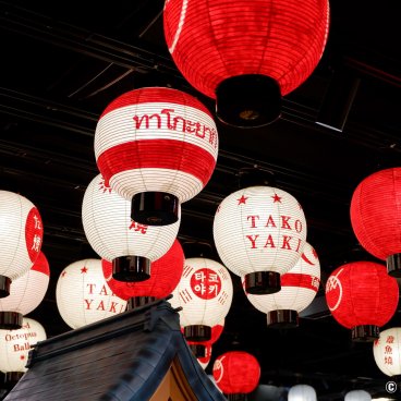 Odaiba Takoyaki Museum (Tokyo), Paper lanterns in the food court