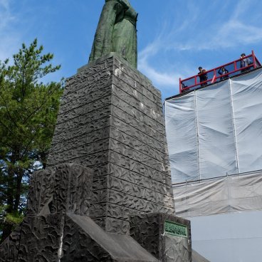 Katsurahama (Kochi), Statue of Ryoma Sakamoto overlooking the beach