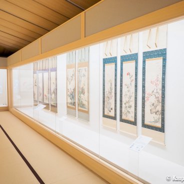 Saga Arashiyama Museum of Arts & Culture (Kyoto), Exhibition of painted folding screens and kakemono scrolls in the Tatami Gallery 2