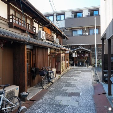 Shike-michi (Nagoya), Old shopping street and its Komori Jizo-son shrine at the back