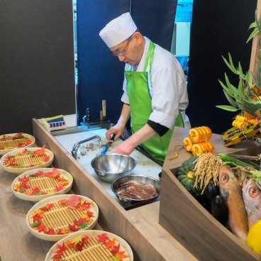 Shinon Washoku Senryu (Osaka), Chef preparing a fish dish