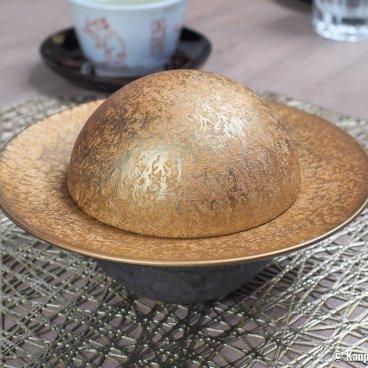 Shinon Washoku Senryu (Osaka), Japanese tableware shaped in a golden planet Saturn