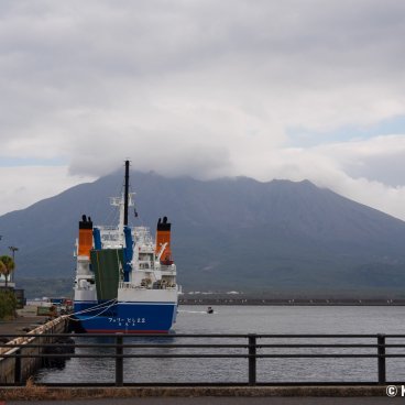 Tanegashima (Kyushu), Kagoshima port with a view on Sakurajima volcano
