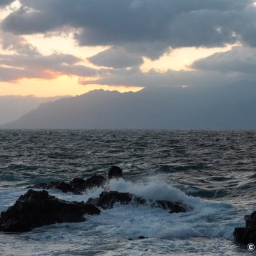 Tanegashima (Kyushu), Sunset with a view on Yakushima's mountains from Okawa fishing port