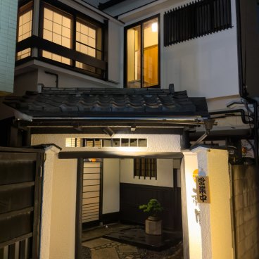 Kagurazaka Irori Yakiniku Gion (Tokyo), Entrance of the restaurant