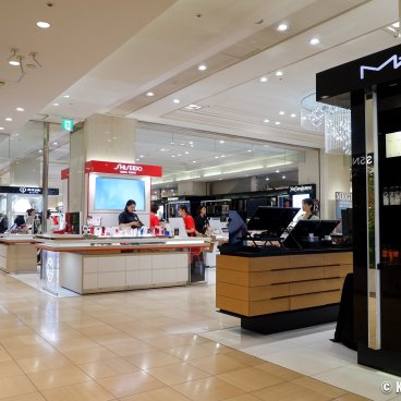 Kyoto Takashimaya, Cosmetics aisles at the department store's ground floor (1F)