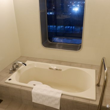 Shin Nihonkai Ferry, Bathroom of a luxury room on the Lavender (Niigata-Otaru cruise)