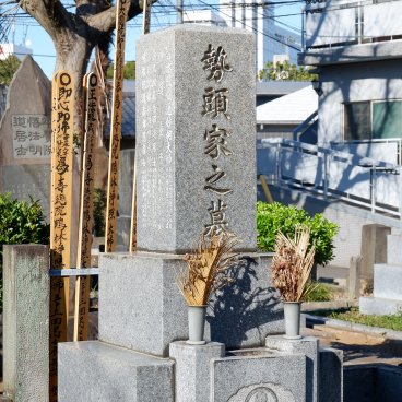Yanaka Cemetery (Tokyo), A Japanese family grave