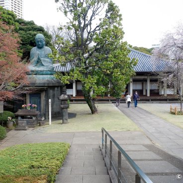 Yanaka Cemetery (Tokyo), Bronze Buddha at Tenno-ji temple