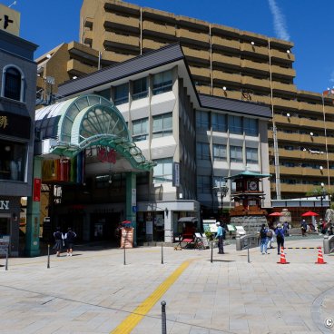 Dogo Onsen (Matsuyama), Dogo Onsen (Matsuyama), Entrance of Haikara-dori shopping street and Botchan Karakuri clock