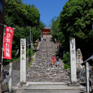Dogo Onsen (Matsuyama), Stairway to Isaniwa-jinja shrine