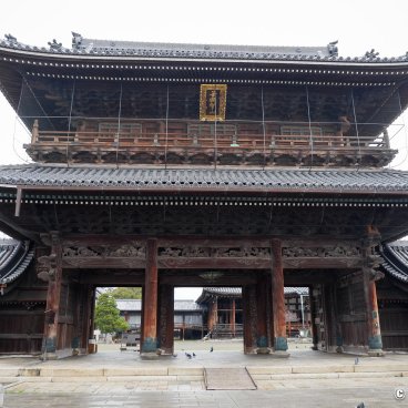 Nagahama, Sanmon Gate at Daitsu-ji temple