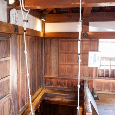 Maruoka Castle (Fukui), Stairway and safety ropes in the keep