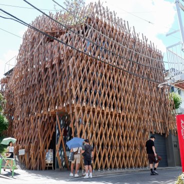 Sunny Hills (Tokyo), Outdoor view of the wood trellis structure designed by Kengo Kuma