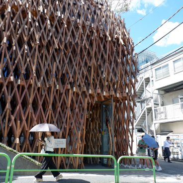 Sunny Hills (Tokyo), Outdoor view of the wood trellis structure designed by Kengo Kuma 2