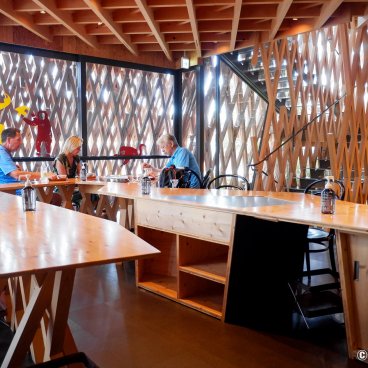 Sunny Hills (Tokyo), Upper floor with seating for eating-in customers