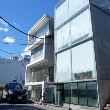 Sunny Hills (Tokyo), Design shops and buildings in Minami-Aoyama neighborhood