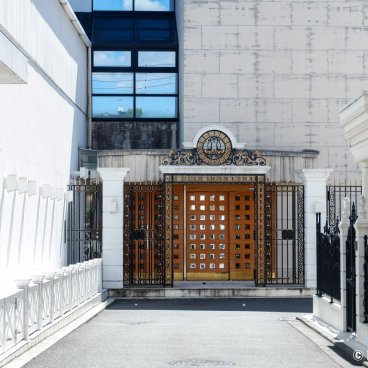 Sunny Hills (Tokyo), Simulingual, Inc. translation agency located in a street near the shop 