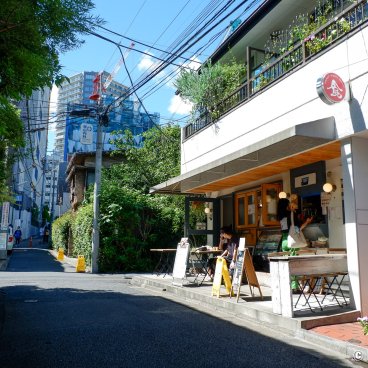 Sunny Hills (Tokyo), Street of Minami-Aoyama neighborhood near the shop 2