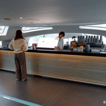 Hotaluna Cruise (Tokyo), Bar inside the ship (1F)