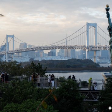 Hotaluna Cruise (Tokyo), View on Odaiba's Statue of Liberty and the Rainbow Bridge